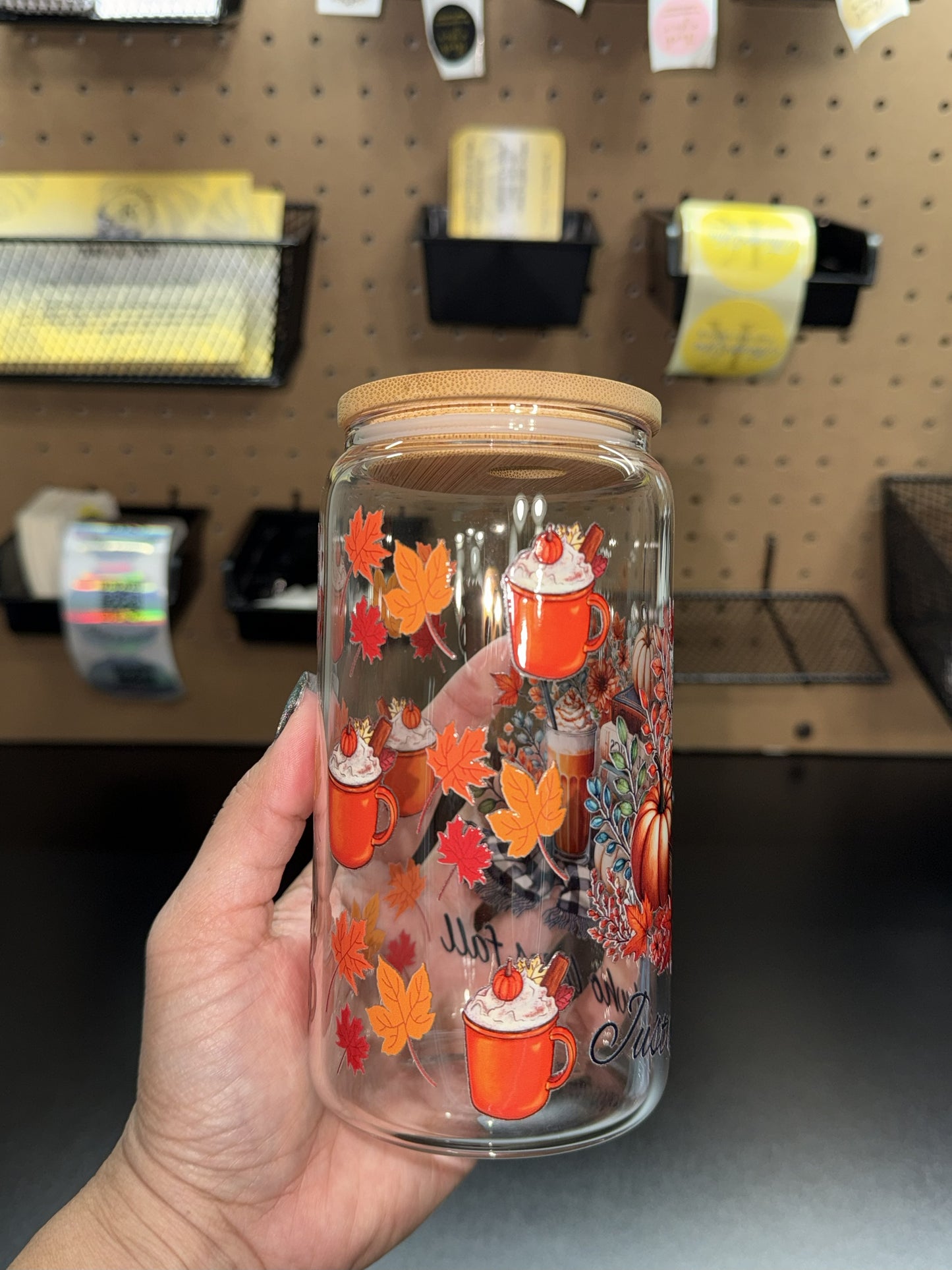 “Just a Girl Who Loves Fall” Glass Mug with Bamboo Lid – Pumpkin Spice & Autumn Leaves Design